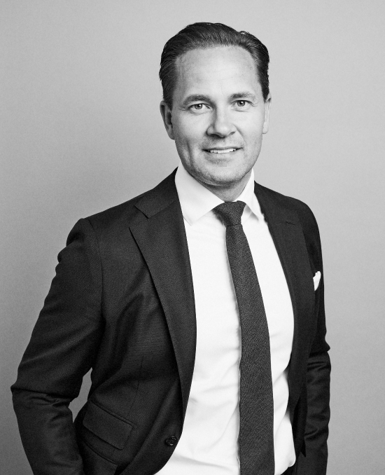 Svartvitt porträtt på CEO, Anders Jensen.