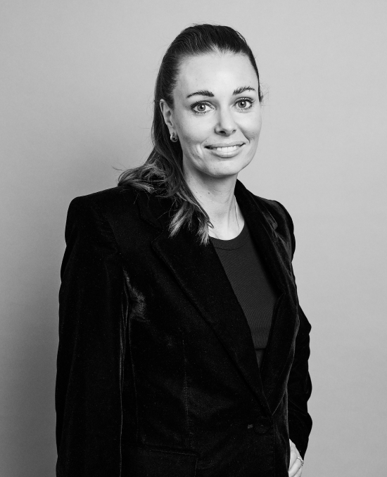 Svartvitt porträtt på Helene Gustafsson, Director Corporate Communication.