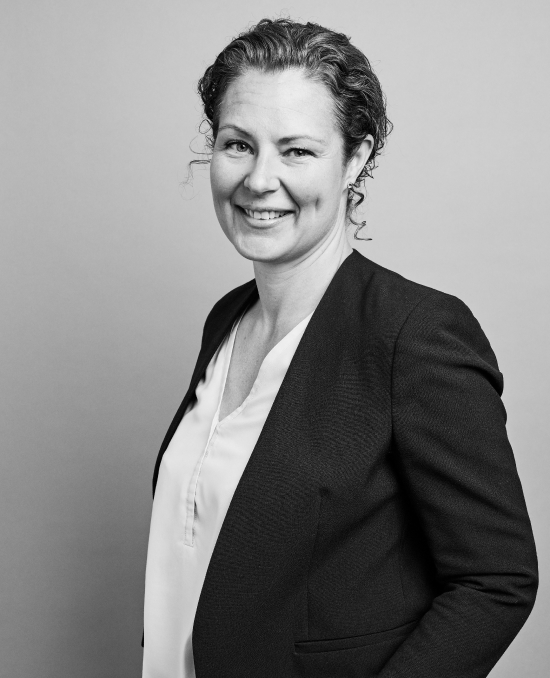 Svartvitt porträtt på Director HR, Maria Dillner.